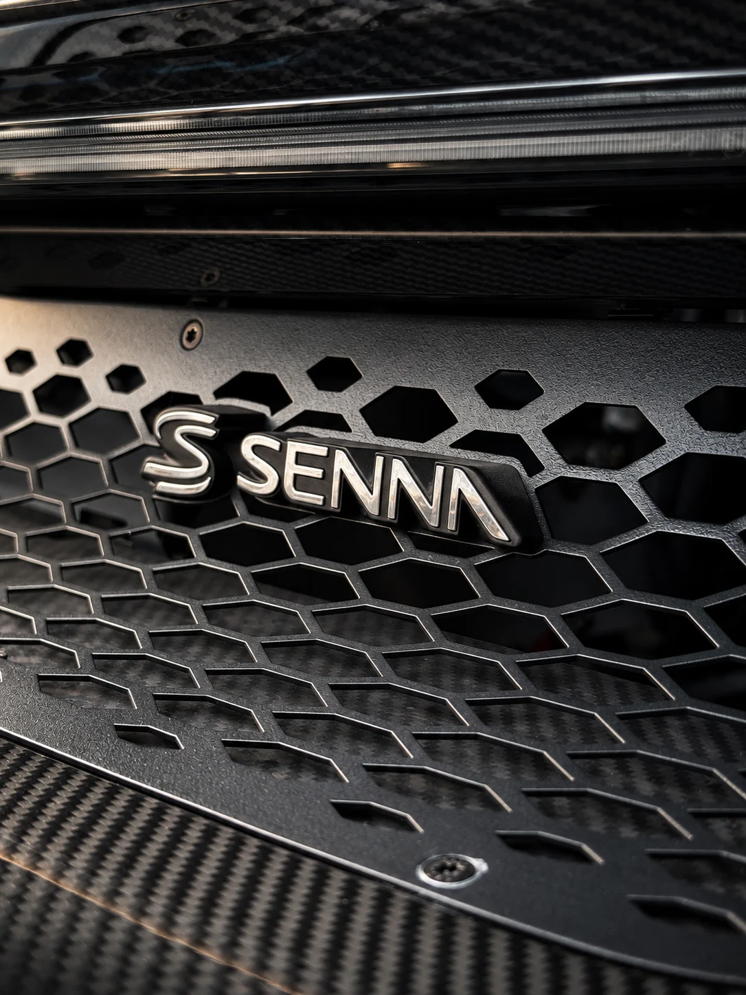 Senna emblem and carbon-fibre textures